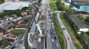 Pista da BE-232 foi liberada na madrugada deste domingo (7) após interdição para içamento de estrutura metálica que faz parte da obra de triplicação