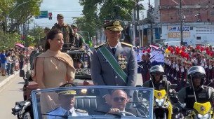 Governadora Raquel Lyra e general Maurílio Ribeiro desfilaram em carro aberto no 7 de Setembro no Recife
