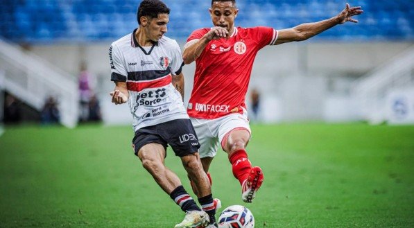 Geovany em disputa de bola pelo Santa Cruz