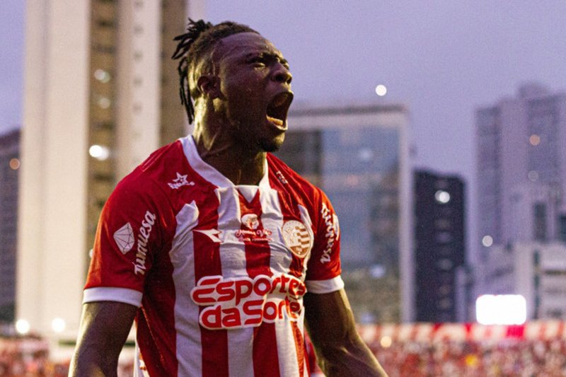 Samuel Otusanya, atacante do Náutico