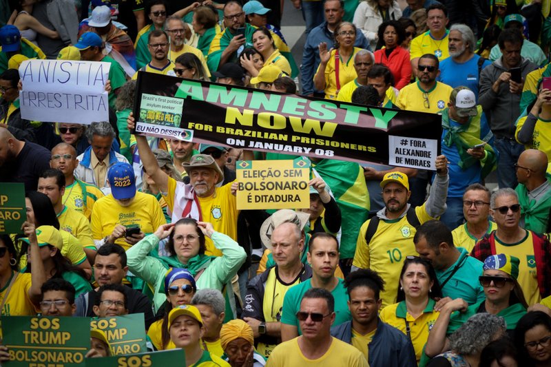 Manifestantes em protesto por anistia na Avenida Paulista, São Paulo