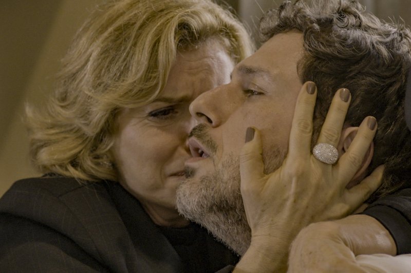 (Debora Bloch em cena com o "filho" Guilherme Magon em 'Vale Tudo'
