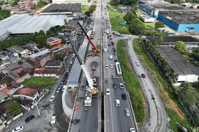 Pista da BE-232 foi liberada na madrugada deste domingo (7) após interdição para içamento de estrutura metálica que faz parte da obra de triplicação