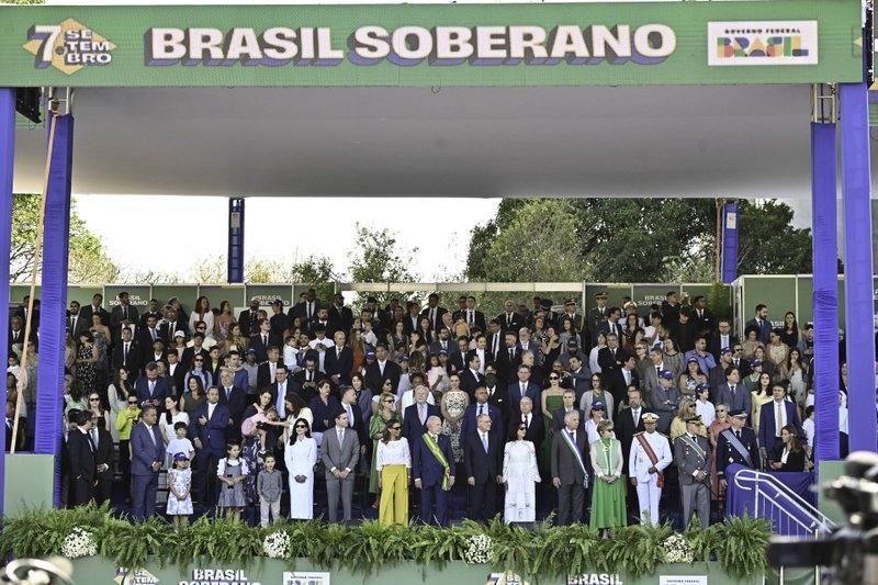 Lula e autoridades convidadas no desfile de 7 de Setembro em Brasília