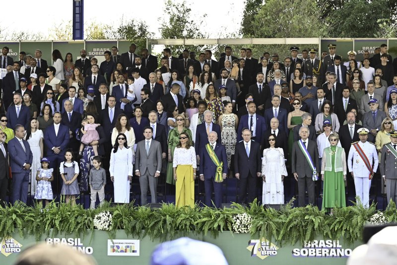 Lula e autoridades convidadas no desfile de 7 de Setembro em Brasília