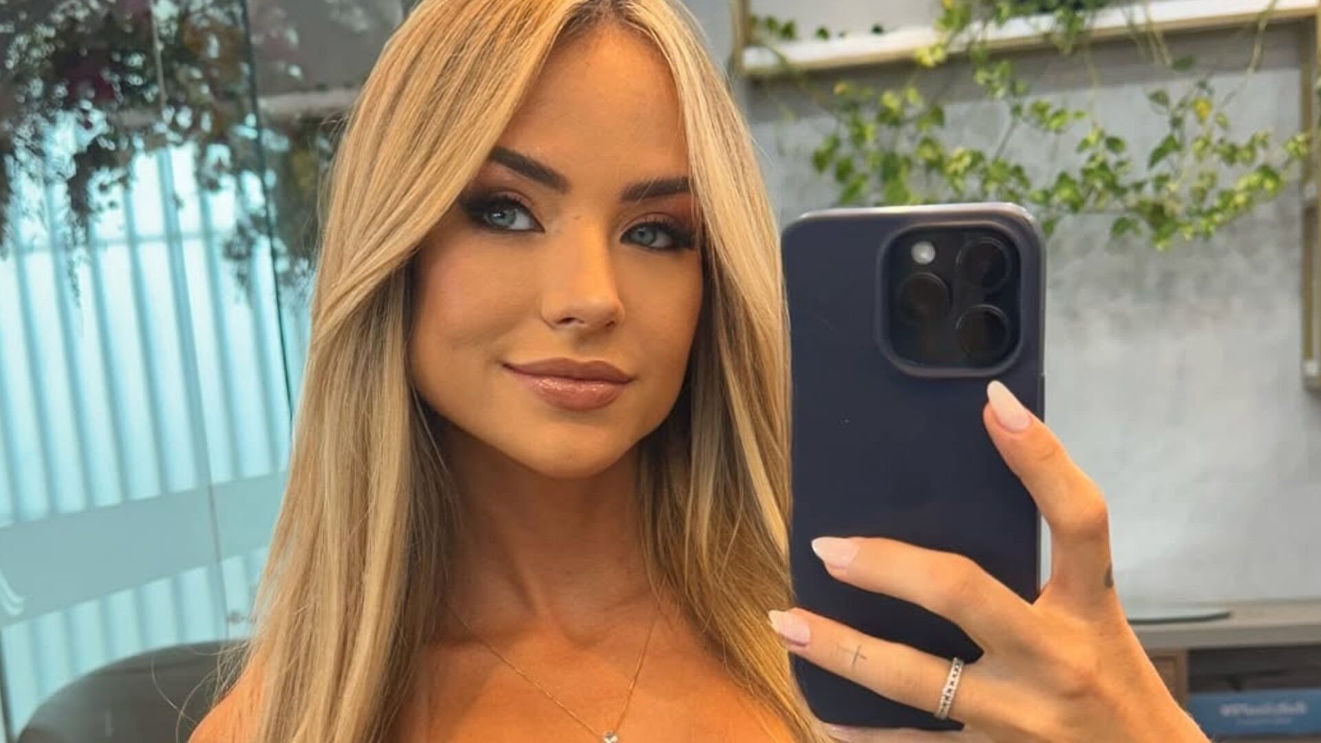 Gabi Martins usa biquíni fio-dental e corpão impressiona