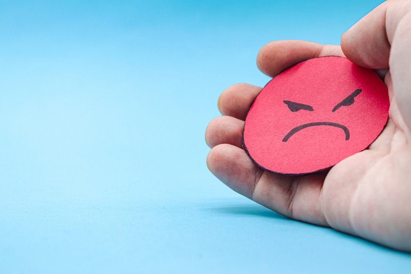 Imagem de um emoji com raiva