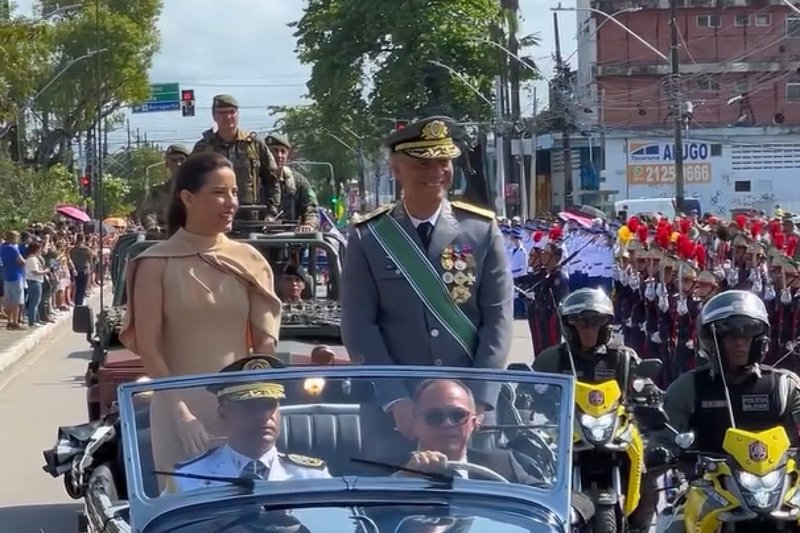 Governadora Raquel Lyra e general Maurílio Ribeiro desfilaram em carro aberto no 7 de Setembro no Recife