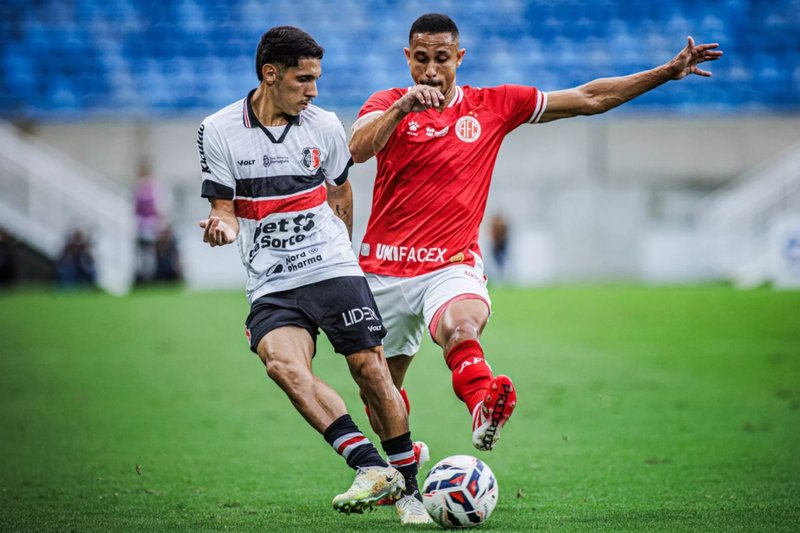 Geovany em disputa de bola pelo Santa Cruz