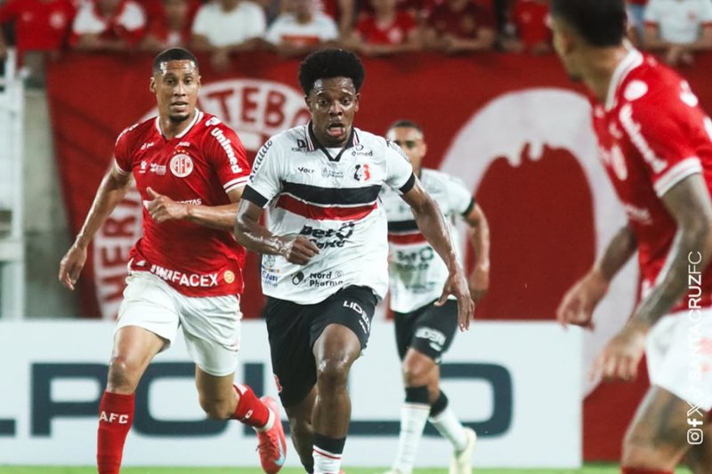 Wagner Balotelli autor do gol do acesso do Santa Cruz