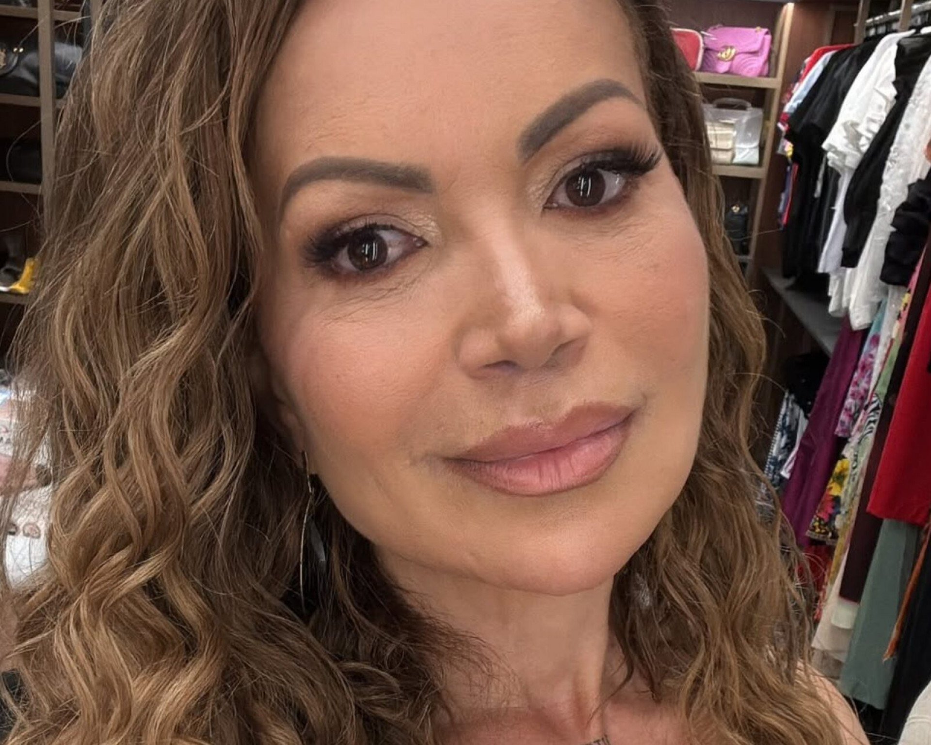Solange Almeida surpreende em cliques de biquíni e mostra corpo de ‘boneca’