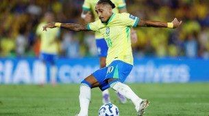 Raphinha tenta fazer o passe em jogo da Seleção Brasileira