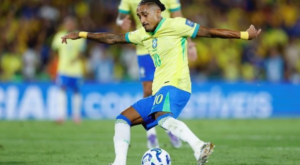 Raphinha tenta fazer o passe em jogo da Seleção Brasileira