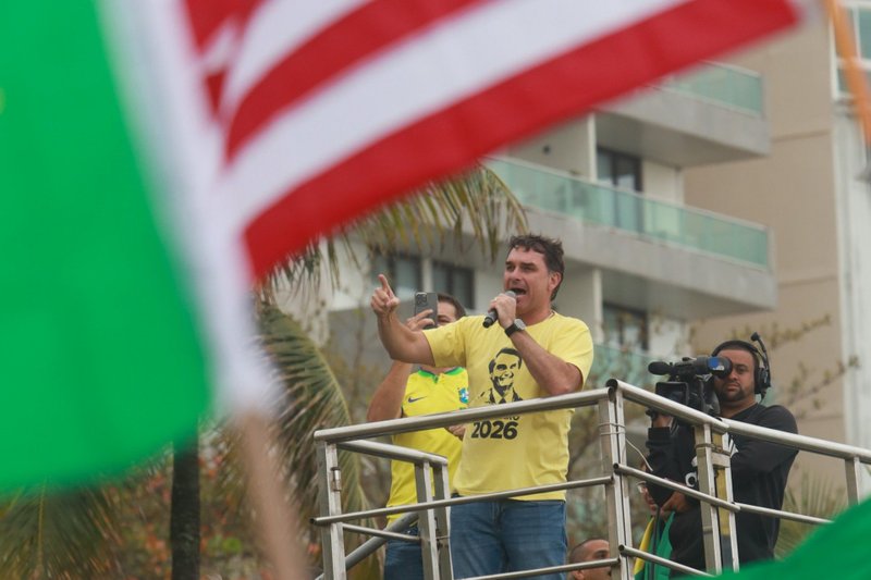 Flávio Bolsonaro em manifestação bolsonarista no 7 de setembro