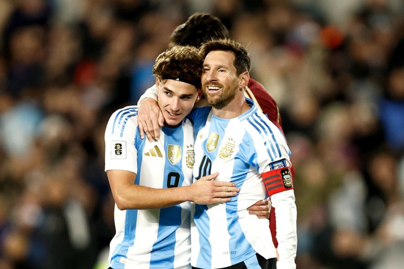 Julián Álvarez abraça Messi após gol da Argentina