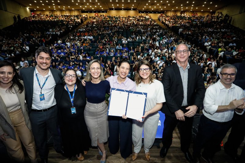 A governadora Raquel Lyra esteve presente no lançamento do programa Simbora Estagiar. Ocasião também premiou estagiários do Poder Executivo Estadual