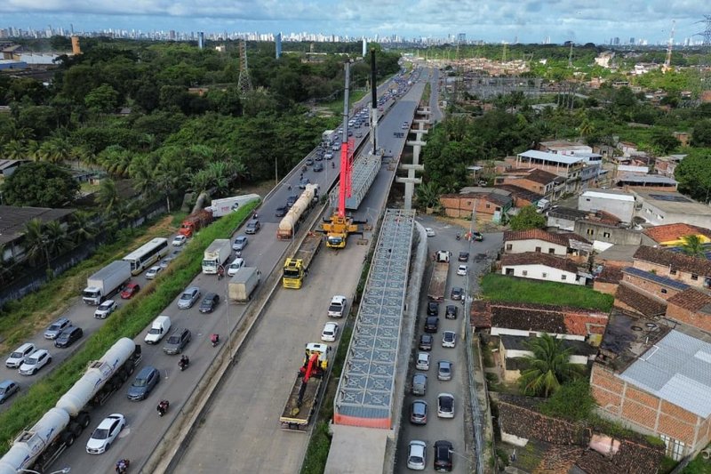 BR-232 voltará ser interditada parcialmente para segunda etapa da instalação da estrutura que permitirá a conexão da ciclovia e da passarela de pedestres