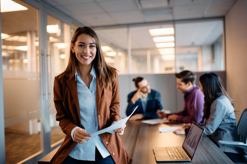 Imagem de uma mulher feliz com promoção no trabalho