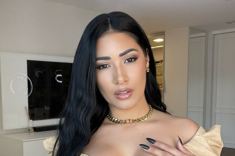 Simaria sensualiza com body nude coladinho e faz clima esquentar