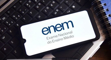 Exame Nacional do Ensino Médio (ENEM), aplicativo ENEM na tela do smartphone, educação brasileira.