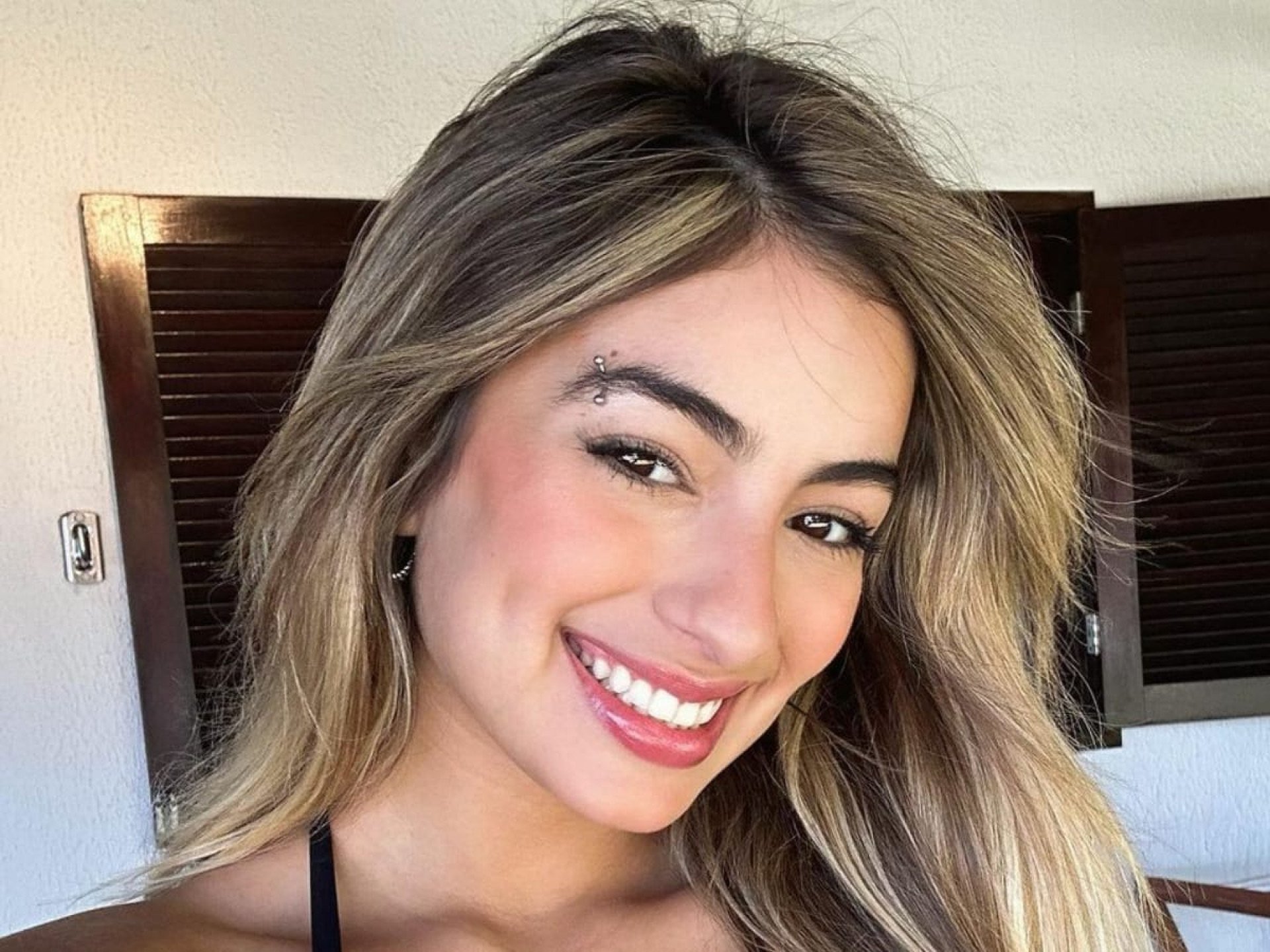 De biquíni vermelho, Julia Puzzuoli provoca clima quente nas redes sociais ao exibir seu corpaço