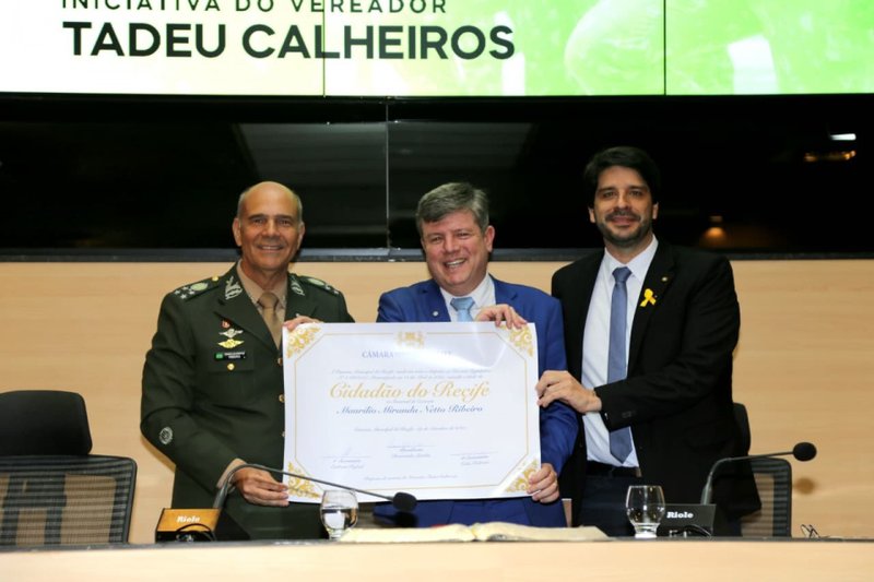 O Comandante Militar do Nordeste, general Maurílio Ribeiro recebeu em solene o Título de Cidadão Recifense dos vereadores Tadeu Calheiros e Zé Neto