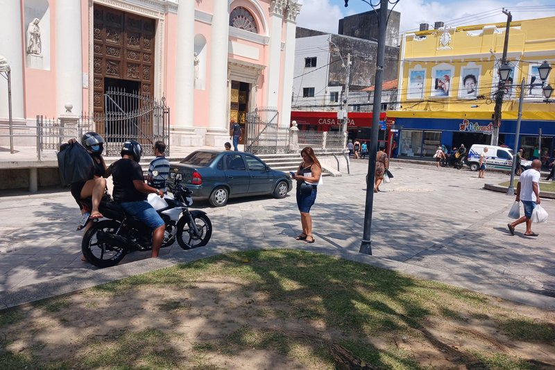 Carros circulando na Praça Dom Vital