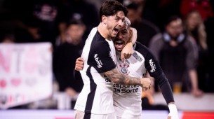 Dois jogadores do Corinthians abraçados em jogo