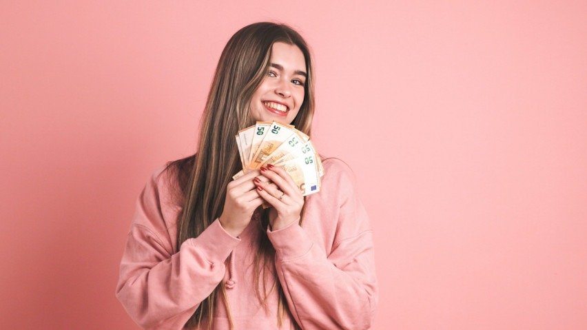 Imagem ilustrativa de uma mulher com dinheiro! 
