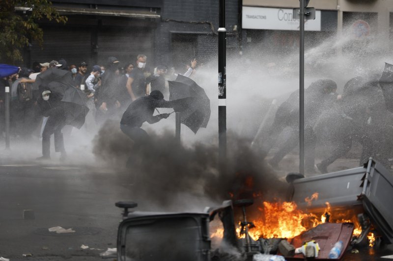 Protestos na França após posse de aliado de Macron como primeiro-ministro