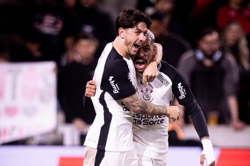 Dois jogadores do Corinthians abraçados em jogo