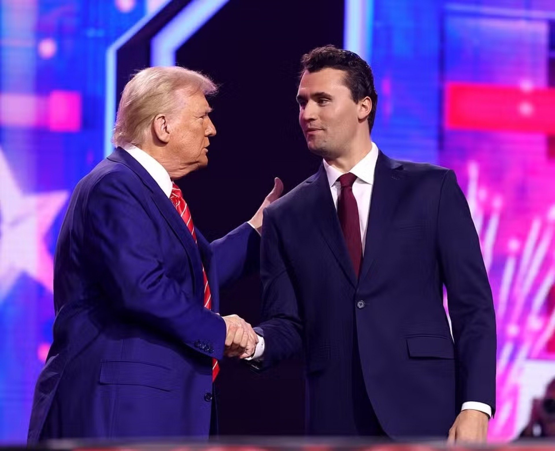 Donald Trump confirma morte de Charlie Kirk após ataque a tiros em universidade