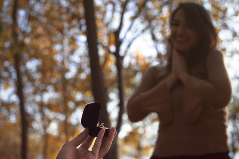 Imagem de uma pessoa sendo pedida em casamento