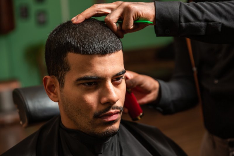 Homem cortando o cabelo 