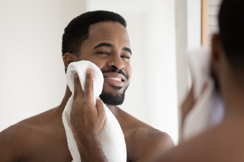Homem cuidando da barba 