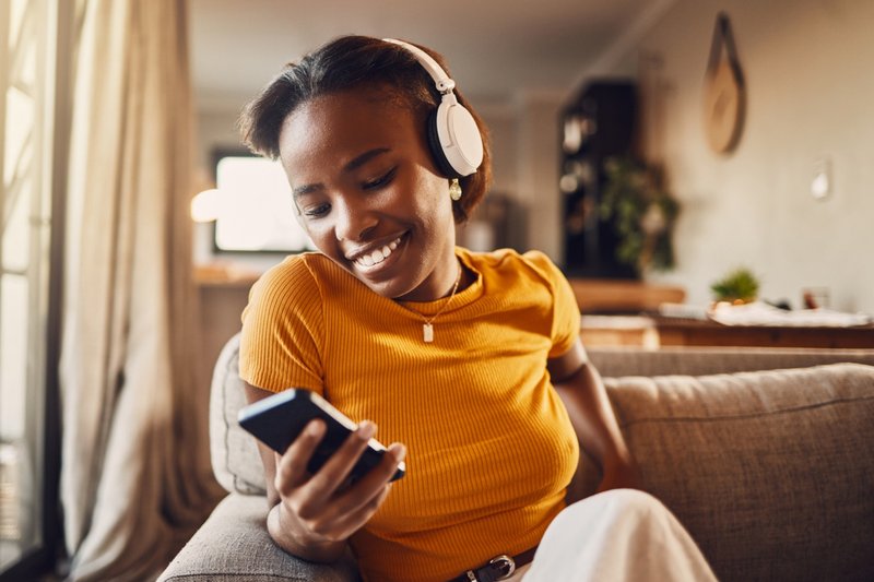 Imagem de uma mulher em ligação no celular