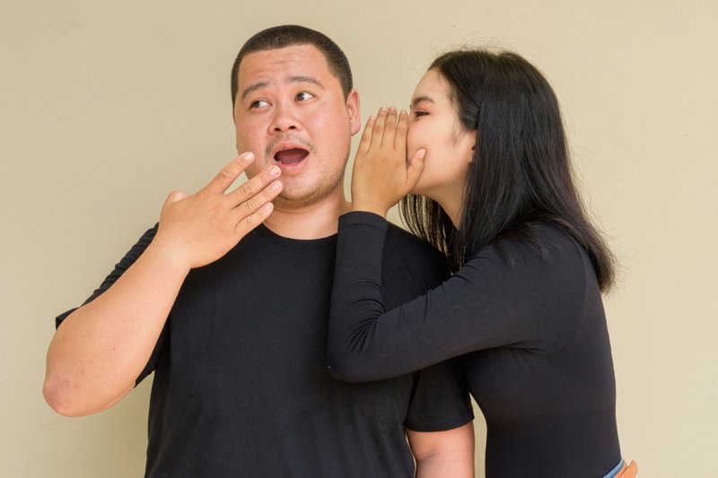 Imagem de um casal fofocando