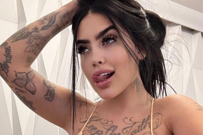 MC Mirella posta foto seminua e bumbum tatuado chama atenção