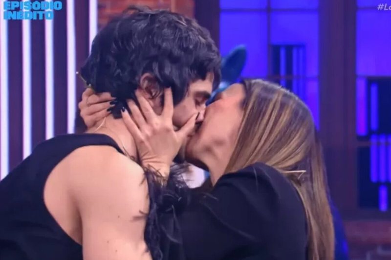 Tatá Werneck e Fiuk selam paz com beijo na boca no Lady Night