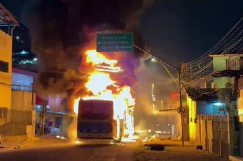 Incêndio Destrói Ônibus na Linha Nova Descoberta - Cabo Gá: Impactos e Consequências na Zona Norte de Recife