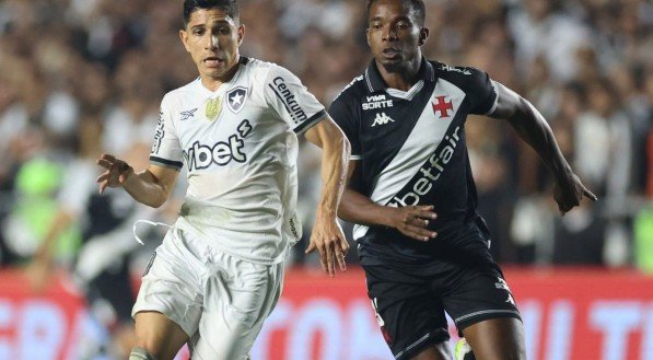 Jogadores de Botafogo e Vasco em disputa de bola