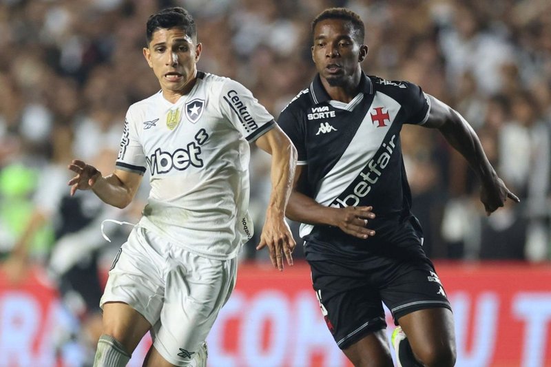 Jogadores de Botafogo e Vasco em disputa de bola