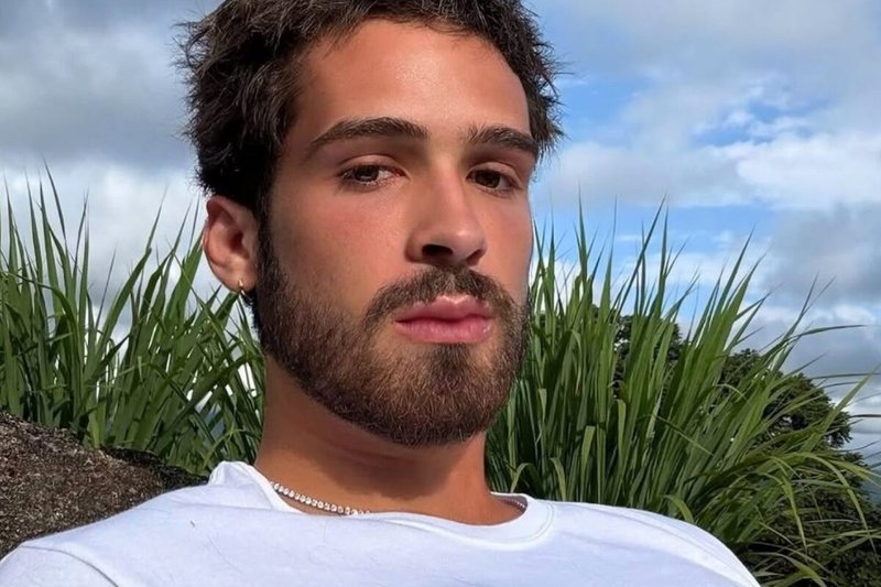 João Guilherme exibe abdômen trincado em selfie e impressiona