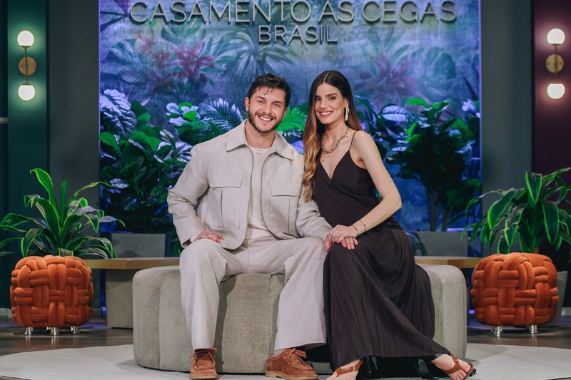 Klebber Toledo e Camila Queiroz em 'Casamento às Cegas', sucesso da Netflix 