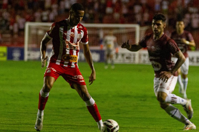 Lucas Cardoso em ação pelo Náutico