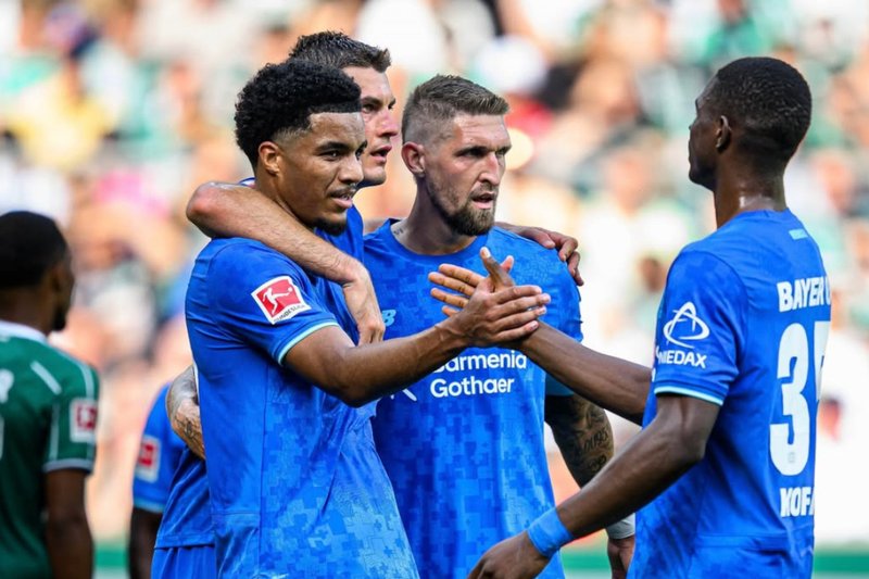 Jogadores do Bayer Leverkusen se cumprimentando