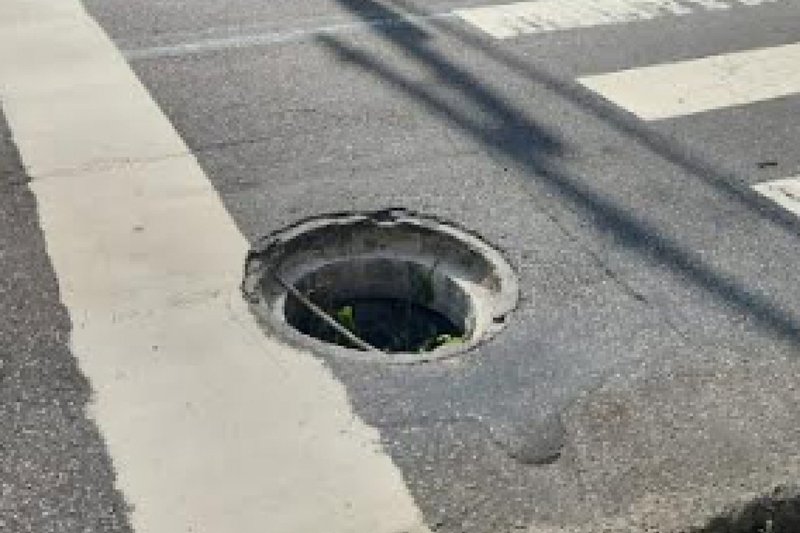 Buraco na rua Real da Torre