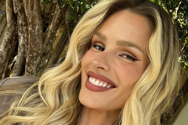 Yasmin Brunet posta fotos de biquíni curtindo ilha paradisíaca e exibe corpo bronzeado