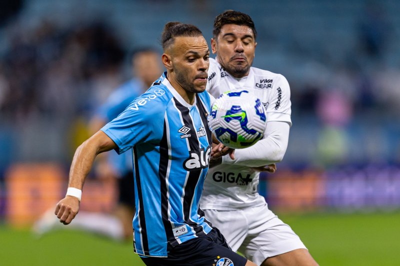 Braithwaite em disputa de bola pelo Grêmio