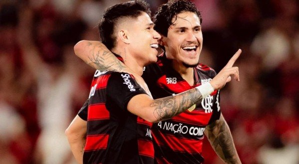 Luiz Araújo e Pedro, jogadores do Flamengo, abraçados